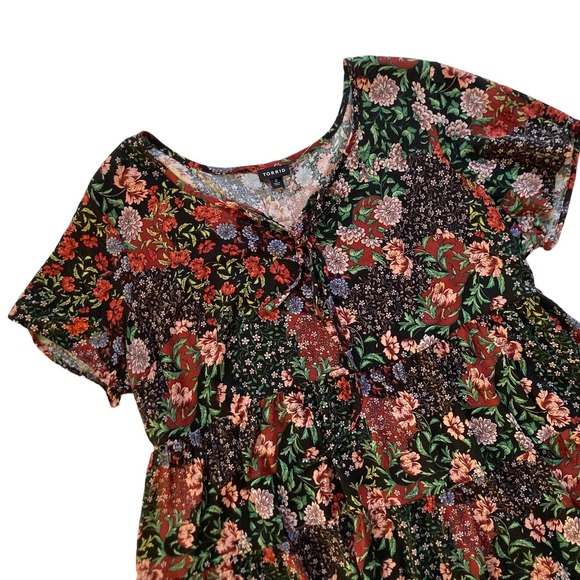 Torrid Tiered Ruffle Hem Dark Floral Print Blouse Size 0 - Picture 3 of 7